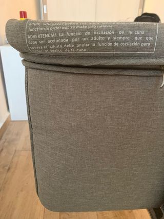 Cuna colecho gris con estampado de corazones