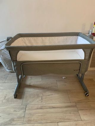 Cuna colecho gris con estampado de corazones