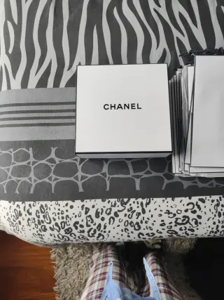 Scatola e 12 borse Chanel