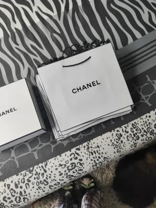 Scatola e 12 borse Chanel