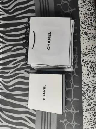 Scatola e 12 borse Chanel