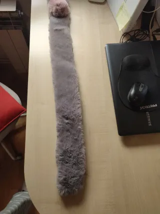 Bufanda pelo gris con borla rosa
