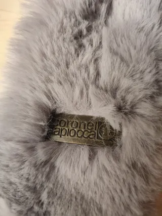 Bufanda pelo gris con borla rosa