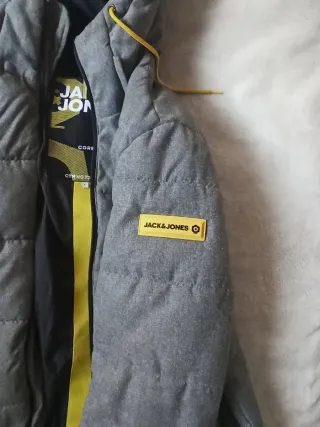 Chaqueta plumífero Jack & Jones gris. Talla L