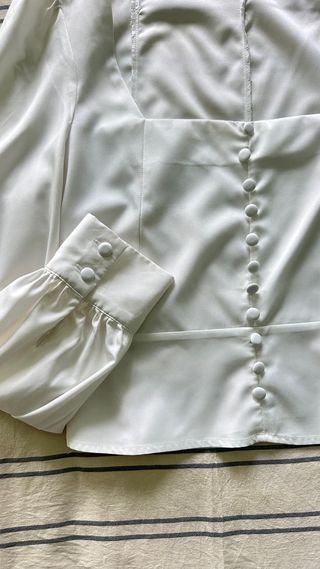 Blusa blanca con botones