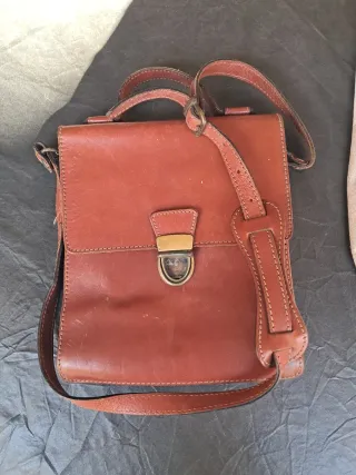 Bolso de cuero marrón..