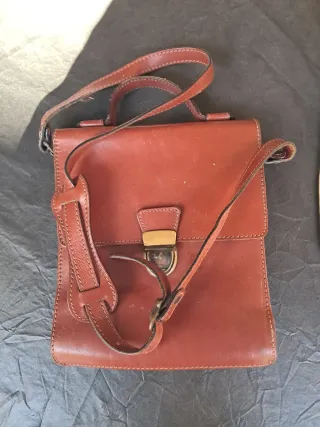 Bolso de cuero marrón..