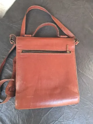 Bolso de cuero marrón..