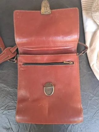 Bolso de cuero marrón..