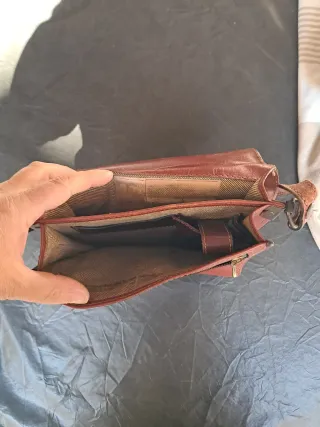 Bolso de cuero marrón..