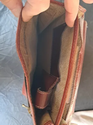 Bolso de cuero marrón..
