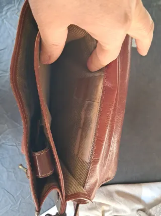 Bolso de cuero marrón..