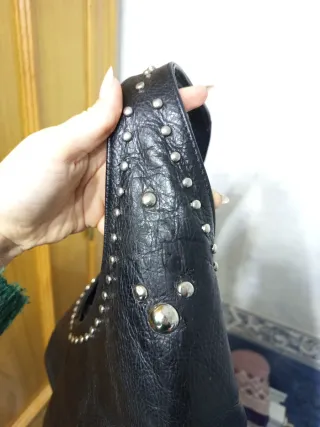 Bolso de piel negro con tachuelas