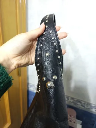 Bolso de piel negro con tachuelas