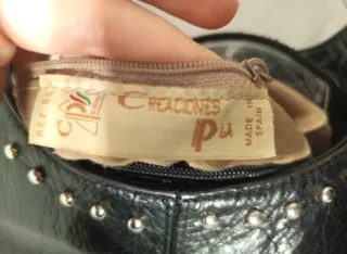 Bolso de piel negro con tachuelas