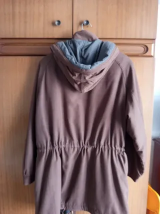 Abrigo marrón con capucha