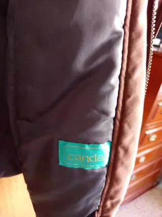 Abrigo marrón con capucha