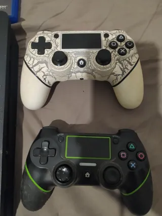 PS4 + 2 Mandos + 4 Juegos