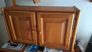 Armario de madera de pino