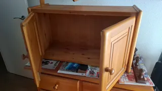 Armario de madera de pino