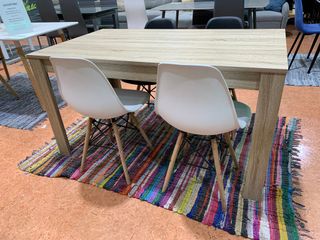 Comedor 4 sillas madera y plástico