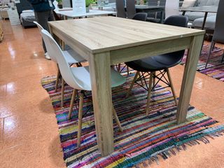 Comedor 4 sillas madera y plástico