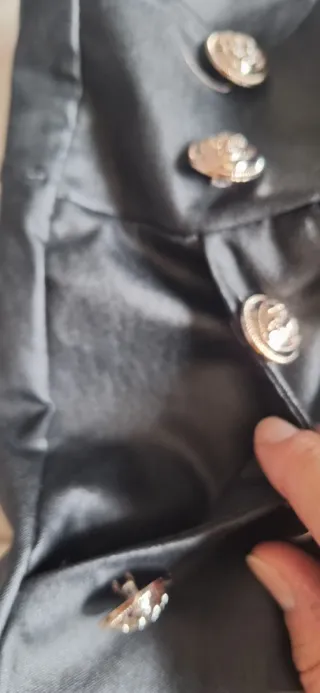 Pantalón efecto piel negro con botones