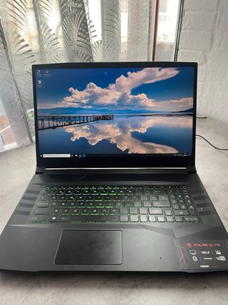 Ordenador portátil negro y plateado