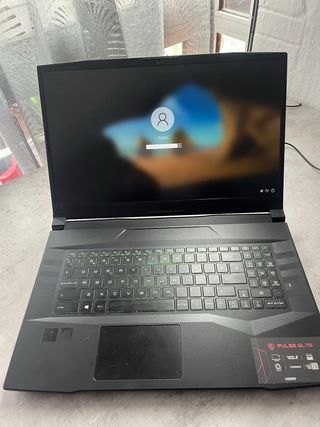 Ordenador portátil negro y plateado