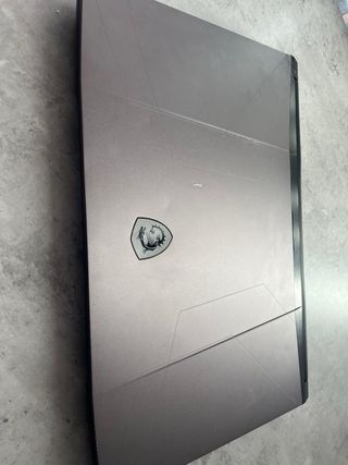 Ordenador portátil negro y plateado