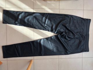 Pantalón polipiel mujer Pull&Bear T. L