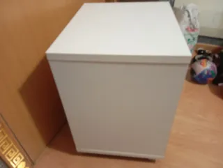 Mesita de noche blanca
