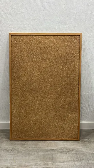 Tablero de corcho con marco de madera
