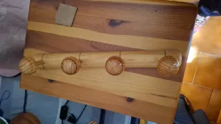 Perchero de madera con 4 pomos