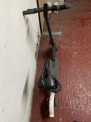 Patinete eléctrico con asiento y cargador