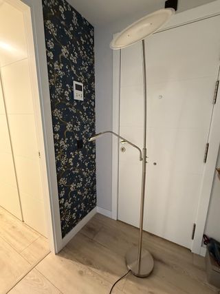 Lámpara de pie moderna metal y plástico