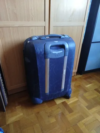 Maleta grande azul. Marca Roncato