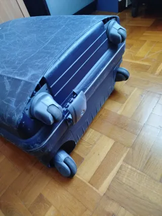 Maleta grande azul. Marca Roncato