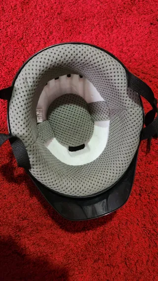 Casco de moto negro con diseño talla M