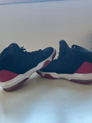 Zapatillas Nike Jordan Max Aura Negras y Rojas
