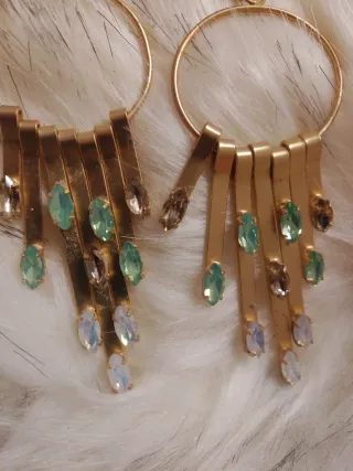 Pendientes largos Britannia dorados con cristales