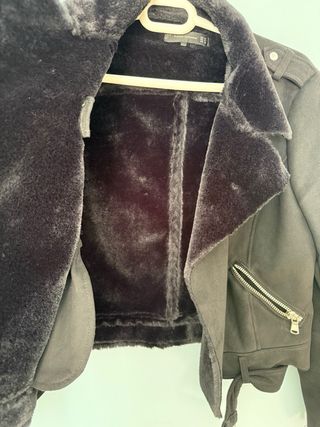 Cazadora Zara doble faz negra con pelo