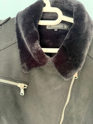 Cazadora Zara doble faz negra con pelo