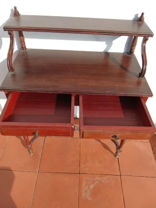 Mesa cómoda de madera estilo clásico.