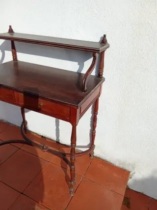 Mesa cómoda de madera estilo clásico.