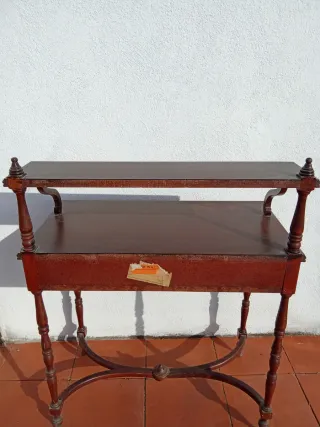 Mesa cómoda de madera estilo clásico.