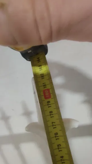 Puerta reja de calle blanca