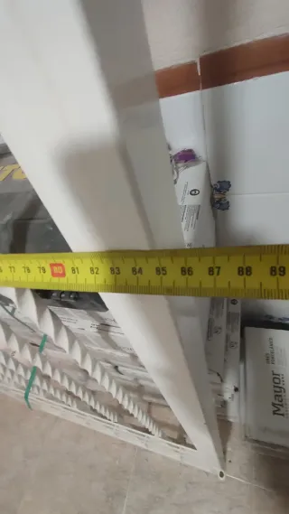 Puerta reja de calle blanca