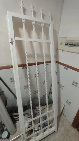 Puerta reja de calle blanca