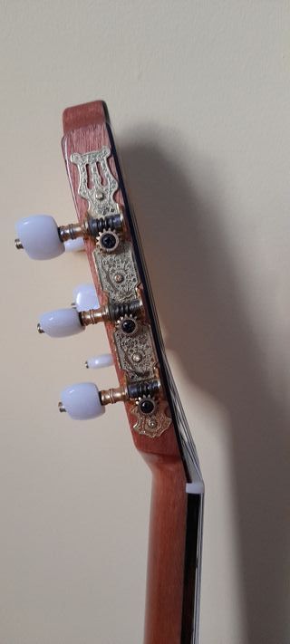 Set Guitarra Clásica Admira A4 + Accesorios